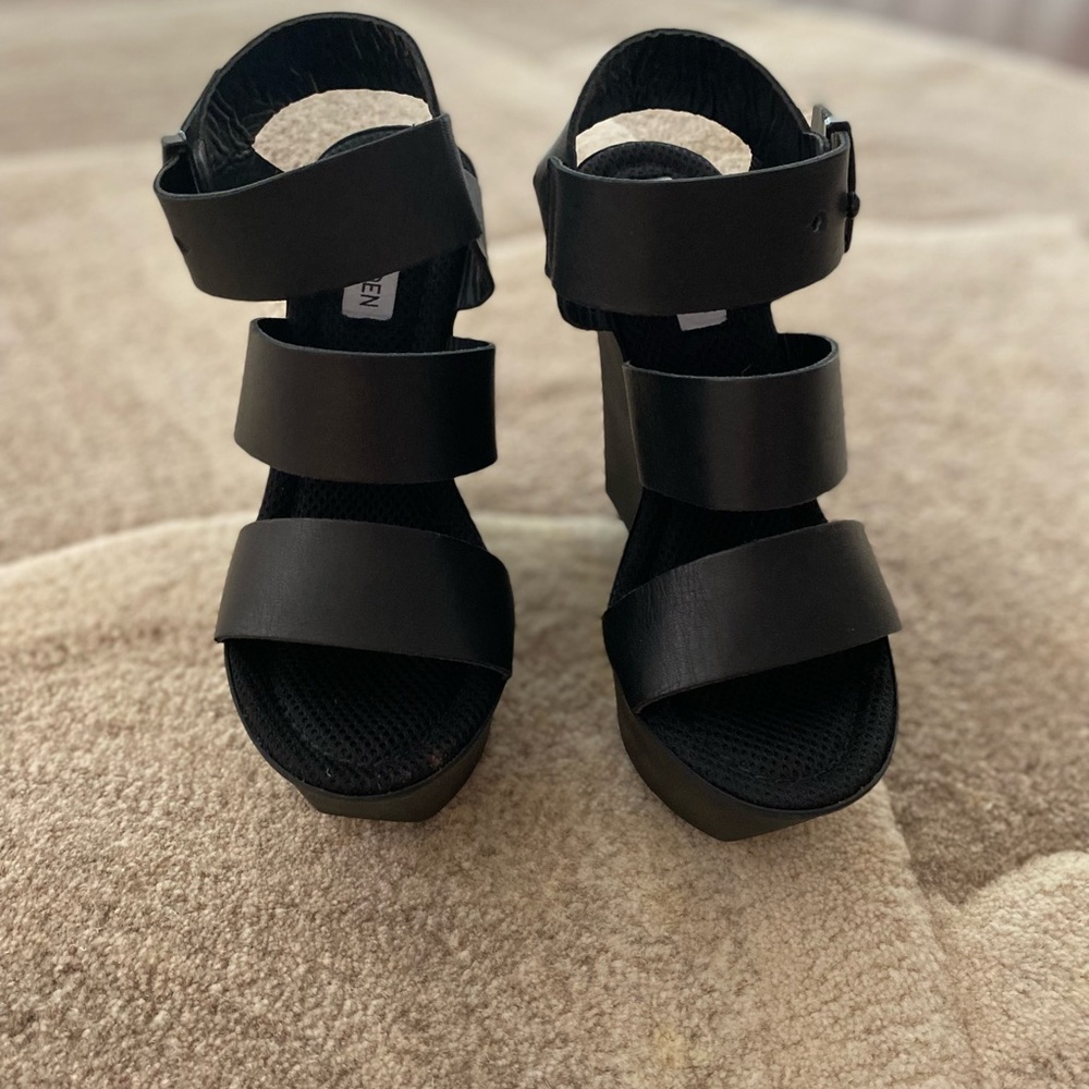 Brand new black leather Steve Madden sandals in size 5